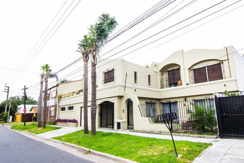 Venta Chalet 6 Ambientes Con Pileta En Castelar Norte Permut