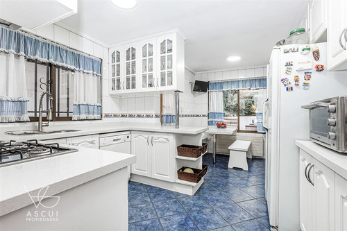Casa En Venta De 4 Dorm. En Lo Barnechea