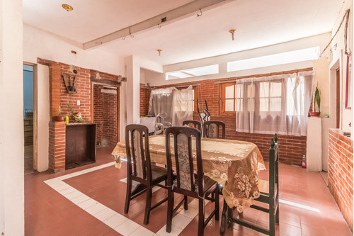 Casa. 13 Ambientes. 11 Dormitorios. Cochera. Patio. Terraza. Quincho. Parrilla