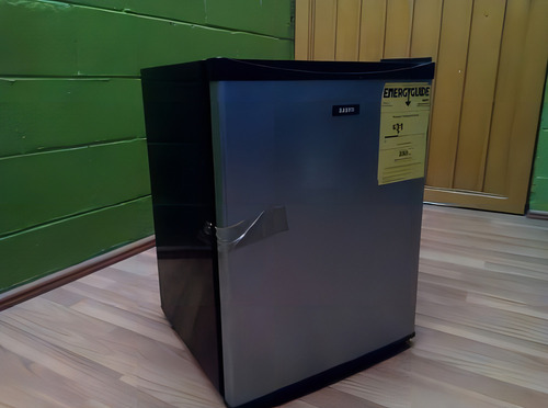 Refrigerador frigobar Sanyo SR-A2480 con capacidad de 68L