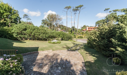 Casa En Pinares, Punta Del Este, La Mejor Ubicación, 3 Dormitorios .- Ref: 53734