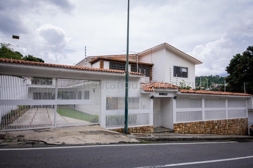 Bella Casa, Con Amplios Espacios Y Jardines Ubicada En Calle Cerrada. 25-17564.