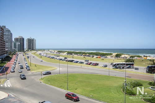 Apartamento En Venta De 3 Dormitorios En Playa Brava, Punta Del Este