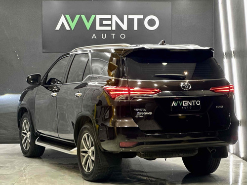 Toyota Hilux SW4 2.8 SRX 4X4 7 LUGARES 16V TURBO INTERCOOLER DIESEL 4P AUTOMÁTICO