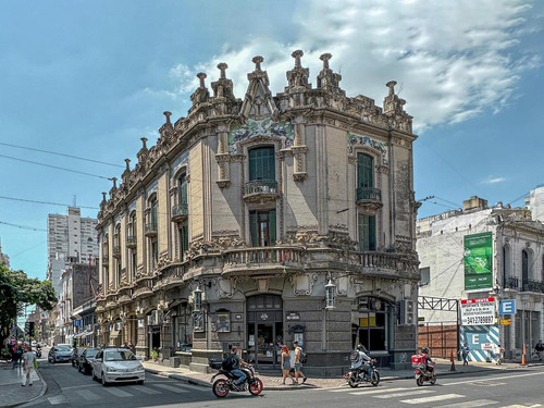 Departamento De Estilo Con 220m², 3 Dormitorios Y 2 Patios En El Centro