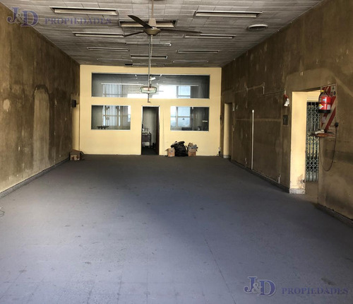 Imponente Edificio En Block En Monserrat