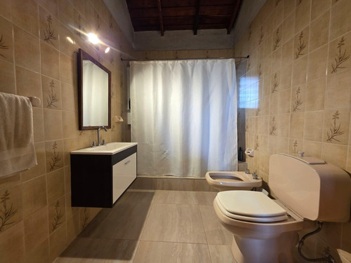 Venta De Casa 4 Ambientes. Parque Leloir