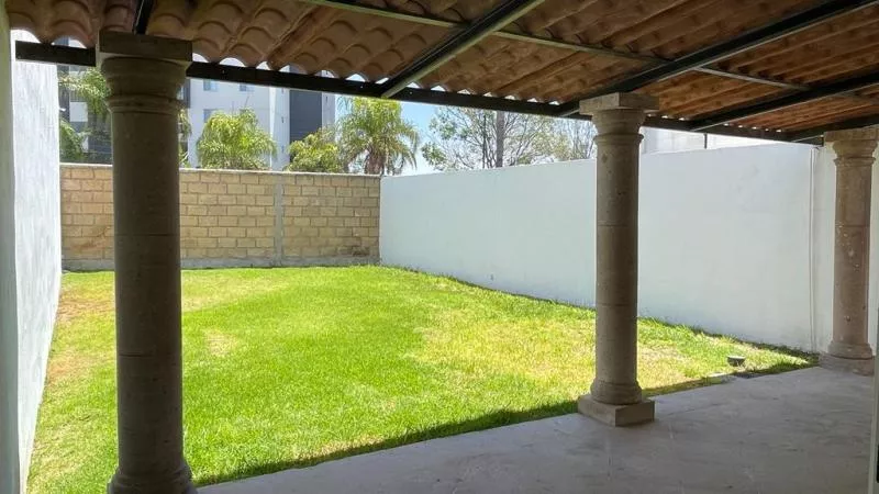Casa En Venta Con El Jardín Más Amplio En Juriquilla Santa Fe