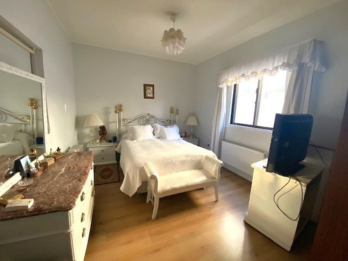 Casa En Venta De 4 Dorm. En Ñuñoa