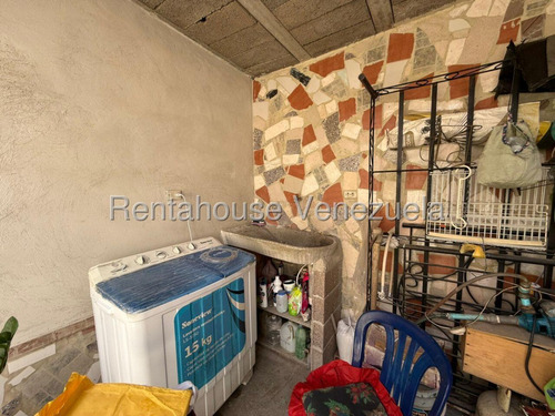 Raiza Suárez Vende Amplia Casa Ubicada En El Este De Barquisimeto 2 5 2 4 4 8 6 Con Área De Lavado, Cocina De Mampostería Y Con Fundaciones Para El Segundo Nivel.