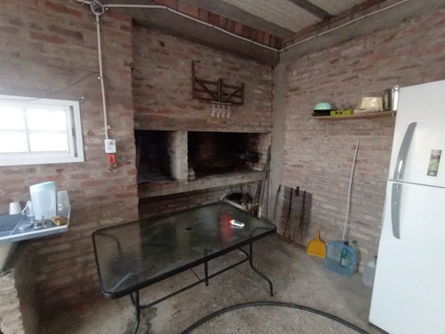 Se Vende Casita/quincho Con Pileta De 8x3,40 Con Los Muebles Incluidos. Lote 10x30.