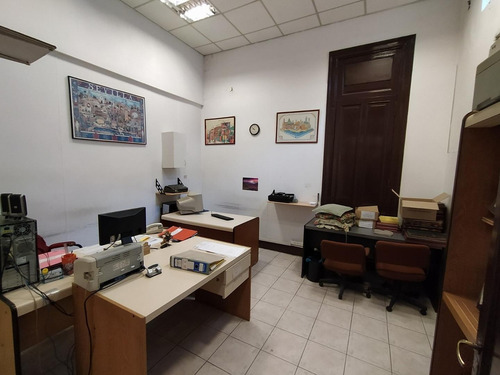 Imagen 11 de 30 de Edificio Comercial Con Oficinas Y Depósitos En Lote Propio