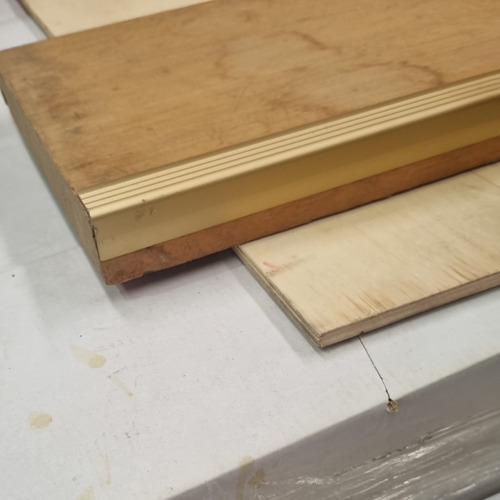 Imagen 2 de 7 de Moldura Nariz Escalon Aluminio Pisos Flotante X 2.85mts