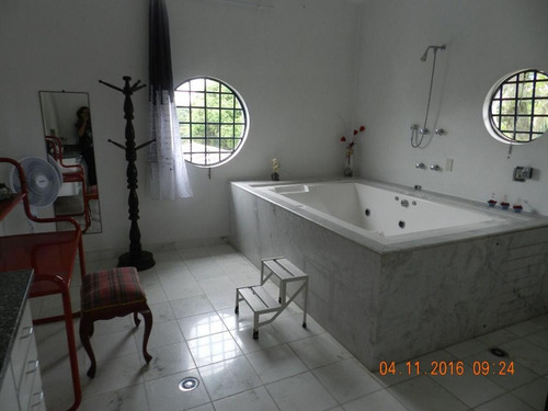 Chácara Em Guararema, Capacidade Aprox. 80 Dormindo, 10 Mil M², Acesso Fácil, Local Calmo.