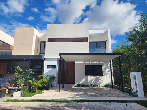 Venta De Hermosa Casa A Estrenar En Residencial Rio, Cancun.