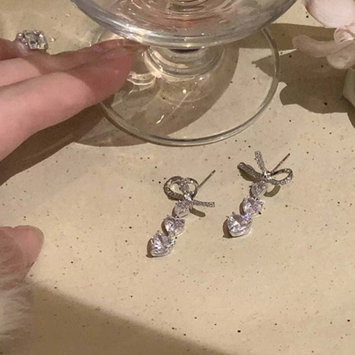 Pendientes Cortos Con Borlas G Fashionable Y Lazo En Forma D