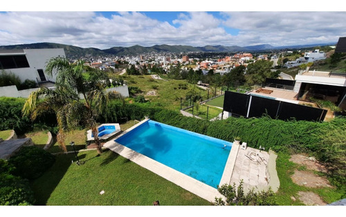 Imagen 5 de 30 de Chalet De Categoría Con Vistas Panorámicas - Viila Carlos Paz