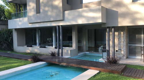 Imagen 2 de 17 de Casa Venta 5 Amb. Parque Y Pileta B Cerrado Casco Leloir