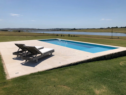 Laguna De Los Cisnes