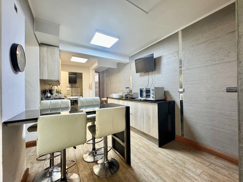 Moderna, Remodelada, En Calle Tranquila Con Seguridad 24-7