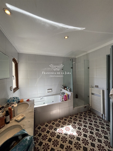 Casa Chilena, Parcela En Condominio. 5d+4b + Servici