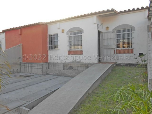 // Casa En Venta En Cabudare Urb. Los Cereczos R E F  2 - 3 - 9 - 3 - 5 - 8  Mehilyn Perez //