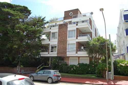 Beth Apartamento 3 Dormitorios Departamento  En Venta Ubicado En Península, Punta Del Este