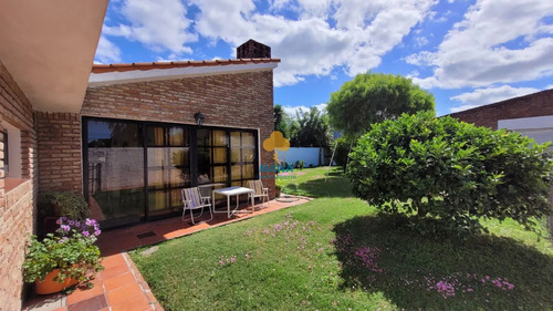Venta, Casa 4 Dormitorios, A 100 Metros De Avenida Principal - Atlántida Ca735