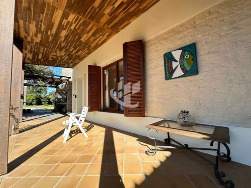 Casa Centrica En Mercedes Lista Para Ingresar, Con 1.000 M2 De Terreno