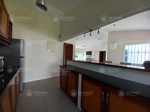 Vende Casa De 3 Dormitorios Totalmente Reformada. Con Piscina Climatizada. Cerca De Colegios, Punta Del Este