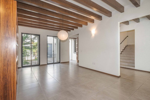 Casa De 3 Recámaras, Terraza, Espacios Amplios: El Suspiro, La Lejona