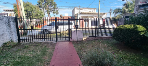 En Venta En Caseros Casa Sobre Lote Propio De 4 Ambientes 2 Baños En Dos Plantas Con Amplio Lote De Terreno F: 9591