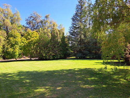 Hermosa Casa Provenzal, Con Lindo Jardín. Chicureo Poniente.