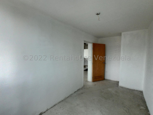 Apartamento Penthouse En Venta Obra Limpia Con Planta Electrica Jardin Piscina Cancha Tenis Planta Estef 24-5713