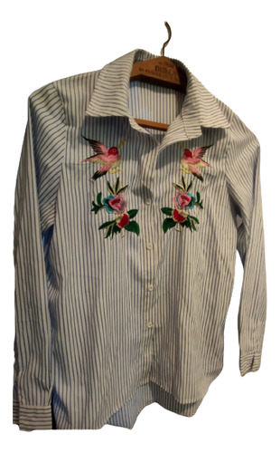 Camisa Rallada Con Flores Bordadas 