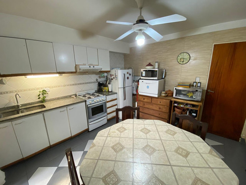 Triplex En Venta 5 Amb Con Cochera, Jardin, Pileta Y Parrilla / Permuta / Apto Credito