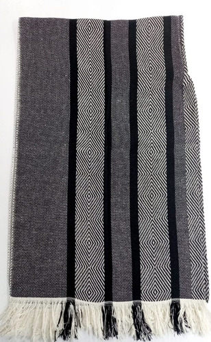 Imagen 3 de 6 de Poncho Artesanal Rombos Negro