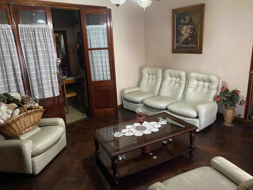 Casa En Banfield Oeste, Excelente Ubicación.