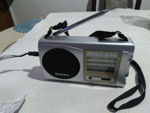 Radio Multibandas Kchibo C/transfo Conexion A 220w Plateado (Usado)