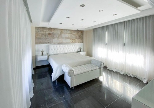 Imagen 5 de 14 de Imponente Propiedad En Venta, En Saint Thomas Este, Canning.