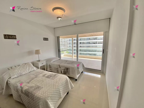 Venta De Apartamento De 2 Dormitorios Y Medio En Edificio Icon Brava