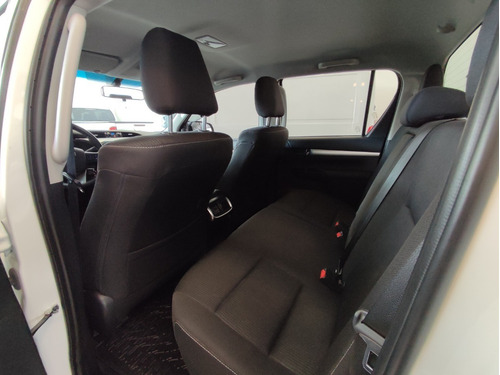 Imagen 13 de 18 de Toyota Hilux Srv 2.8 4x4 Mt