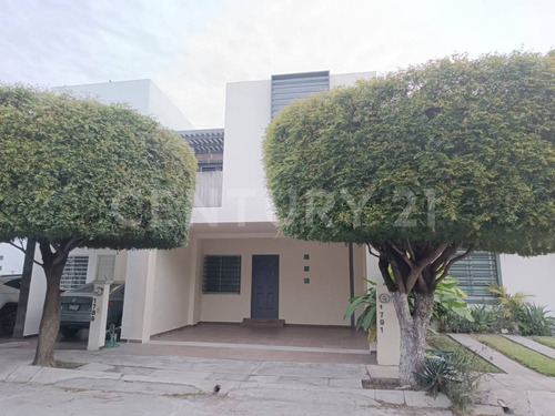 Casa En Venta En Residencial Margaritas (rumbo Al Isenco)