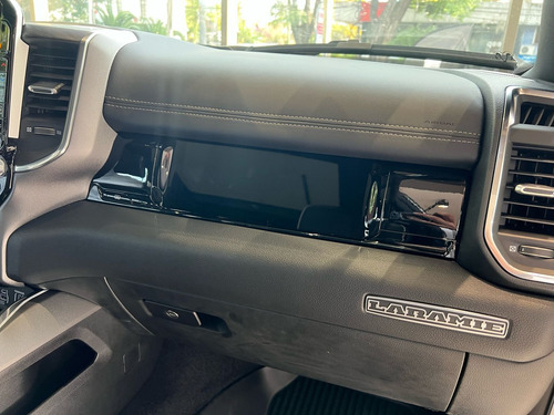 RAM 1500 5.7 Laramie At8 4X4