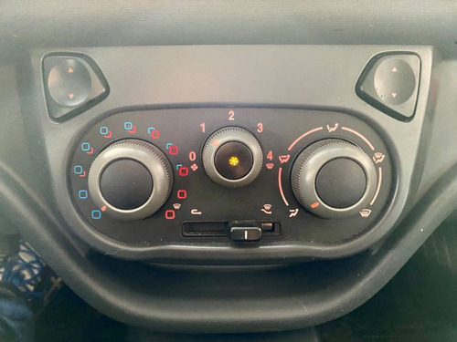Fiat Uno Uno Vivace 1.0 8V (Flex) 4p