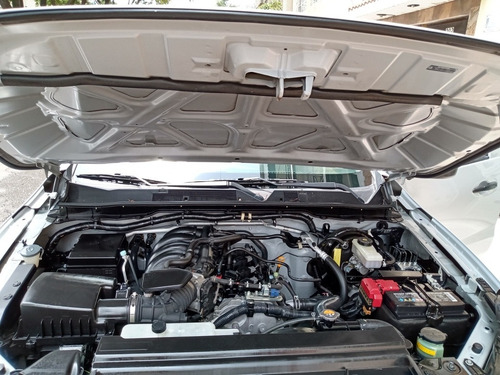 Imagen 10 de 11 de Nissan Np300 2019 2.5 Chasis Cabina Dh Aa Pack Seg Mt
