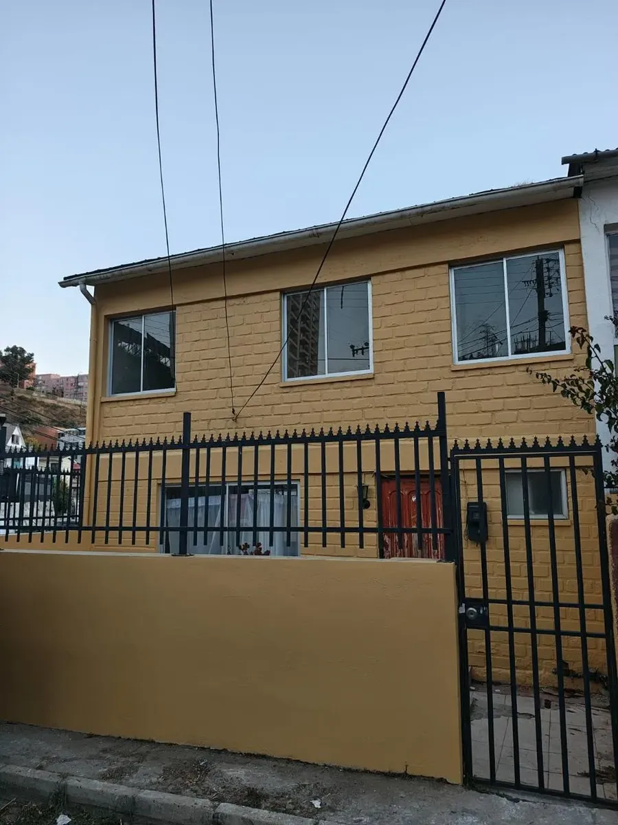 Imagen 3 de 3 de Casa Dos Pisos, Solida, Cercana A Locomoción Y Supermecados