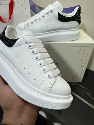 Tenis Con Talon De Cristales En Plataforma Alexander M