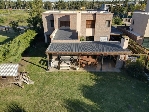 Imagen 3 de 29 de Casa De 3 Dormitorios En Venta Con Pileta Y Galería Hostal Del Sol