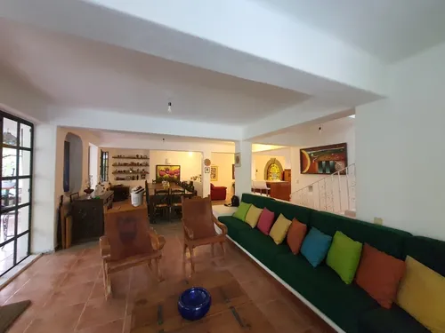 En Privada Con Entorno Arbolado Casa Estilo Colonial